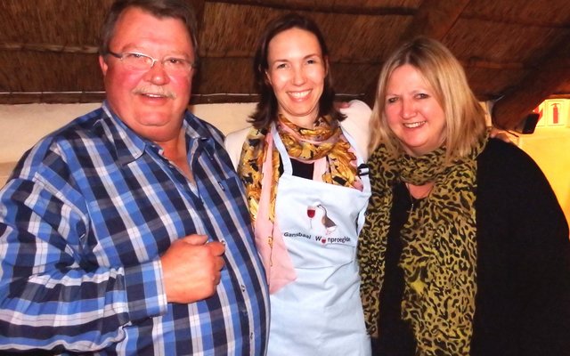 Vlnr is Theuns Roodman (voorsitter), dr Caroline Snyman (aanbieder) en Libbet Genade tydens die oorhandiging van â€˜n blyk van waardering aan Caroline